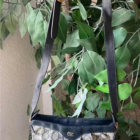Vintage Gucci cross body - Picture 4 of 9